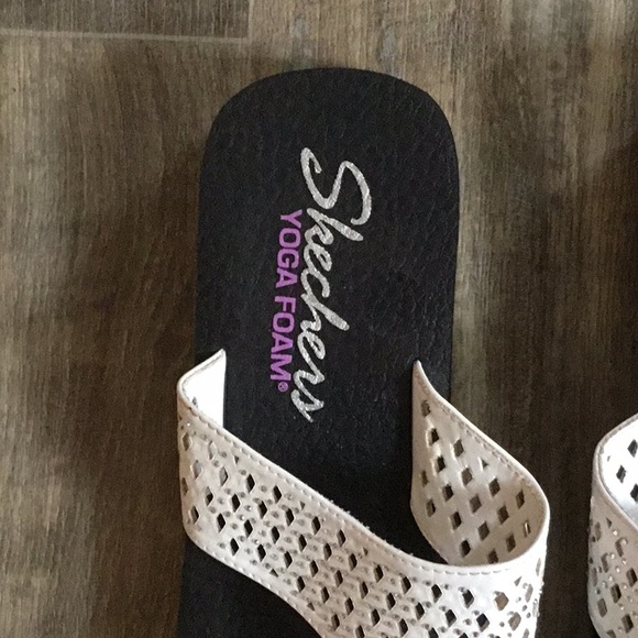 Skechers Yoga Foam sandals white flip flops size 9 - Picture 4 of 7